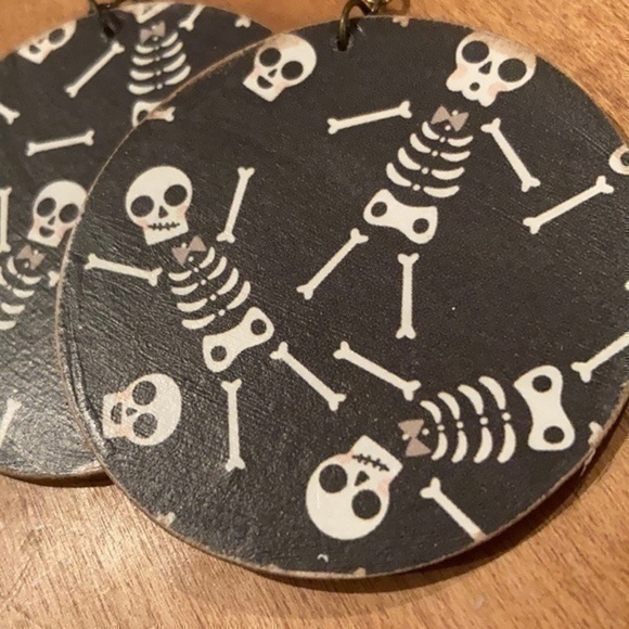 Handcrafted wooden skeleton dangle earrings - Picture 4 of 4